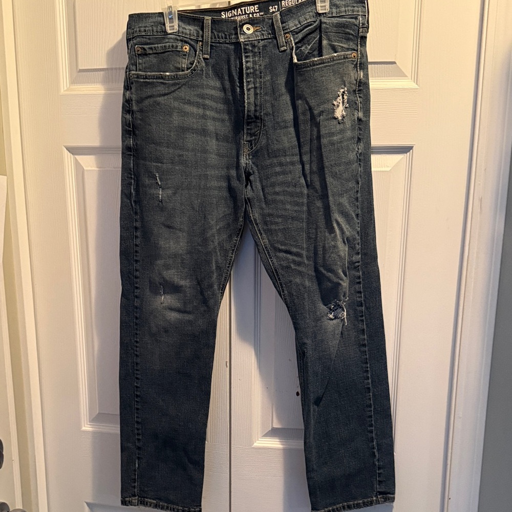 Signature Men's Relaxed Fit Distressed Gray Jeans
